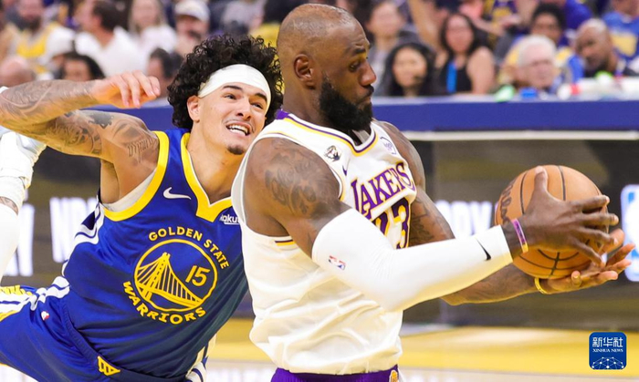 洛杉矶湖人NBA战胜金州勇士戴维斯篮下制胜(洛杉矶湖人战绩)